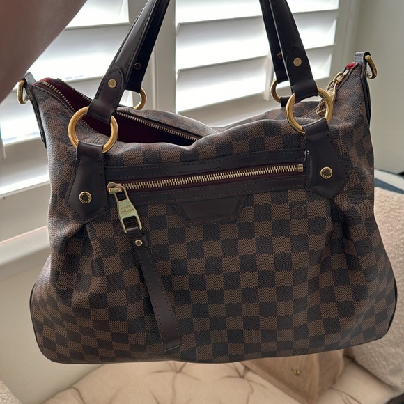 Louis Vuitton - Picture 15 of 16